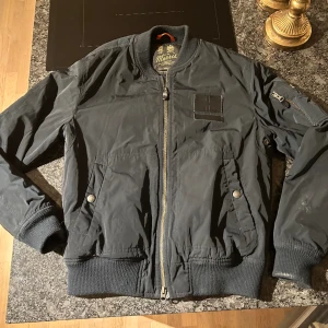 Vårjacka - Vår/höstjacka modell som bomberjacka från Morris. Stl S Använd 1 säsong så mycket fint skick.  Inköp för 3000:- 