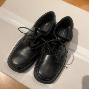 Finskor killar  - Säljer Ecco finskor, used once for wedding ceremony.   Selling cause the kid has outgrown the shoes. 