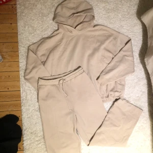 Sett - Fint sett. Byxor i S o hoodie i XL