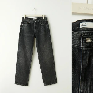 Jeans - Low waist baggy jeans. Det står 38 på dessa men skulle mer säga 36, därav säljer jag dem då de är för små för mig. 