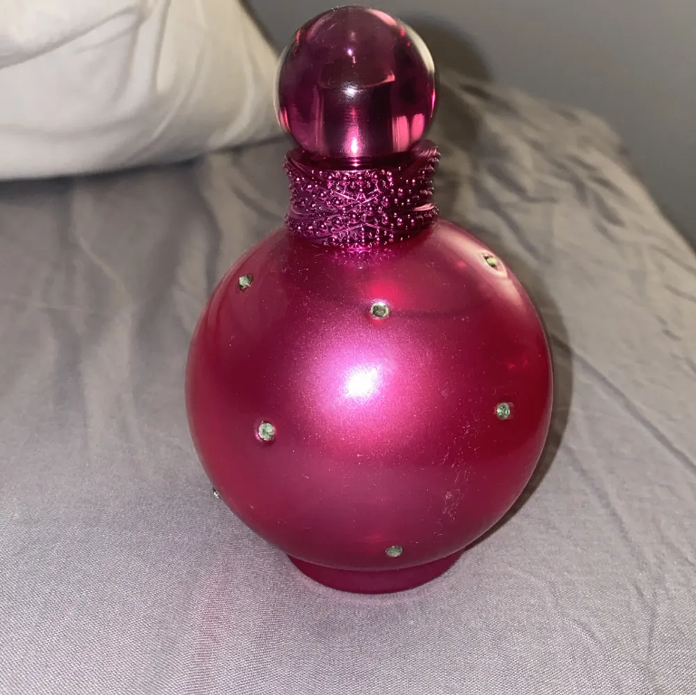 Helt ny Britney Spears parfym, säljer pga min mamma råka köpa 2 i julklapp. 100ml, luktar jätte gott ny pris 300kr💗. Övrigt.
