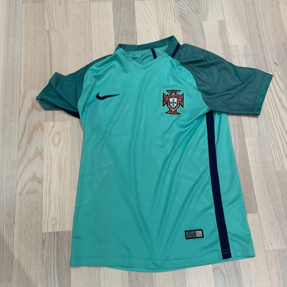 En riktigt snygg turkos Ronaldo landslags tröja från 2015-2016.. T-shirts.