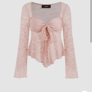 Rosa blus - Suuper söt rosa blus som bara är heeelt perfekt till sommaren🫶🫶 säljer då den är för liten på mig, annars är den helt ny!🫶 kontakta för mer info🥰
