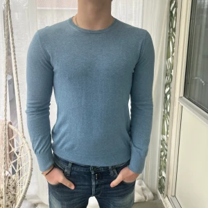 Gutteridge tröja - Tjena säljer nu en fet tröja perfekt nu till vår o sommar. Skicket är 9/10 inga defekter. Har du frågor så ställ dem! 