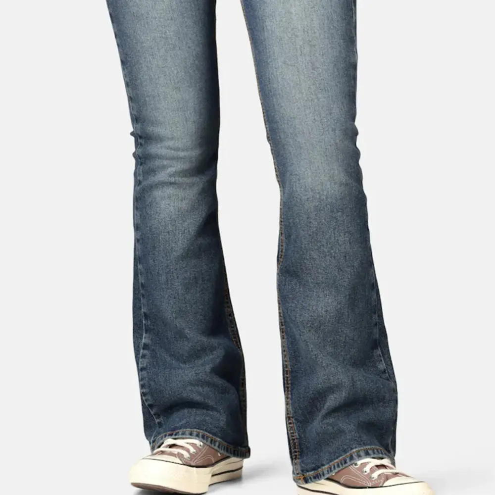 fina detaljer på fickan, lågmidjade och bootcut (bilderna är inte mina, men de är helt oanvända). Jeans & Byxor.