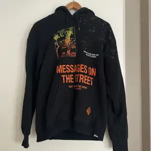 OversizeHoodie från Pull&Bear med tryck både fram och bak. Något nopprig då den tvättats ett par gånger, men inga fläckar eller hål. 