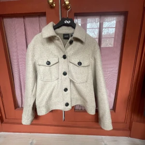 Kappa  - Jätteskönt kappa den Vero Moda😊andvänd, finns litte ”knotter” på kappan men inget man tänker på