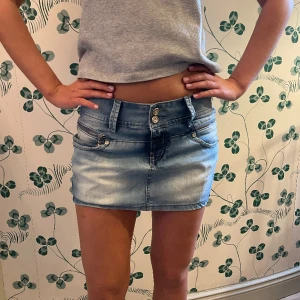 Låg midjad jeans kjol  - Säljer denna så fina lågmidjade jeans kjol😻😻midjemått: 41 cm❤️