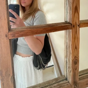 STELLA MCCARTNEY VÄSKA - Intresse koll på min blåa falabella fold over tote bag!!! Köpt för ca 5 år sedan. Finns små slitningar men verkligen inget som man lägger märke till! 5000kr