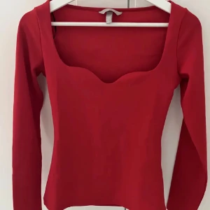 Röd topp - Jättefin röd topp från hm som inte kommer till användning ❤️