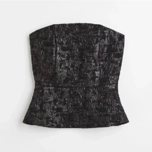 Korsett  - Säljer denna supersnygga svarta korsett! Perfekt för fest 