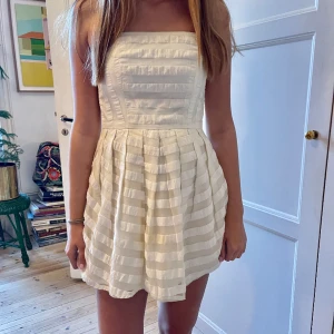 Såååå fin klänning  - Säljer denna så söta klänning🥰🥰