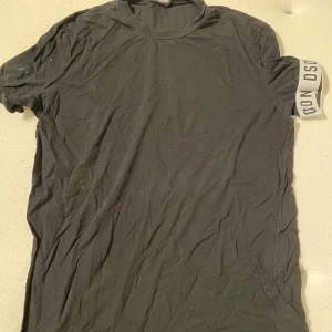 Dsquared icon T-shirt  - Ganska ny tröja endast använd fåtal gånger. Köpt på klädaffär i Göteborg.
