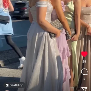 Balklänning - Superfin balklänning från dressroom linne i göteborg, andvänd en kväll, glittrar verkligen i solen, en balklänning som verkligen är unik. Kan kemtvättas innan. Inga anmärkningar på den