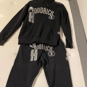 Hoodrich sett - Hoodrich dress endast använt 3 gånger, köpt på Hoodrich hemsida för 2000kr.