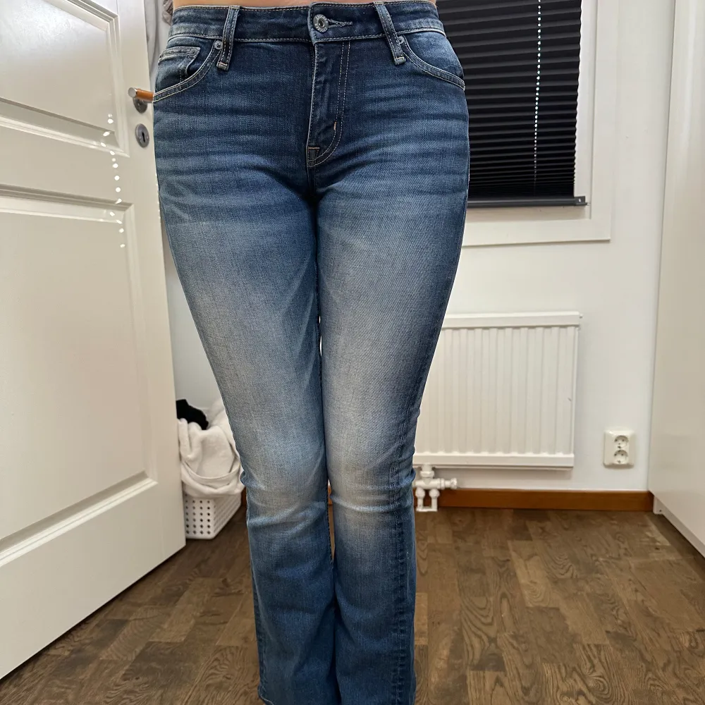 Pepbootcut jeans, lite stretchigt material helt oanvända, i märket crocker. Ordinarie pris 799kr. Jeans & Byxor.