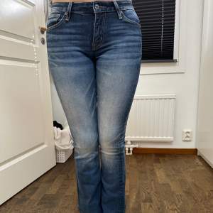 Pepbootcut jeans, lite stretchigt material helt oanvända, i märket crocker. Ordinarie pris 799kr