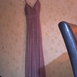 Balklänning - Säljer min balklänning från min bak förra året❤️ från L&S, nypris runt 2000kr. den är mycket mer glittrig än på bilderna, finns videor jag kan skicka via snap elr liknande på den där man ser bättre om det önskas❤️ använd gärna köp nu 