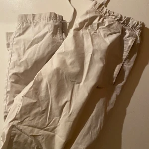 Nike trackpants  - Beiga Nike trackpants i jättefint skick!