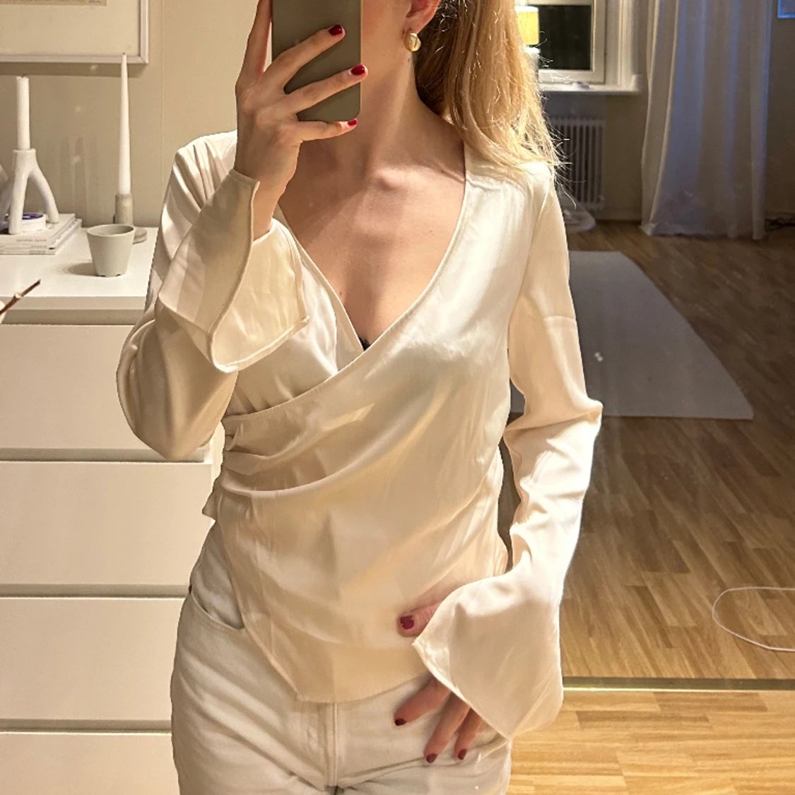 Blus med slitsad arm