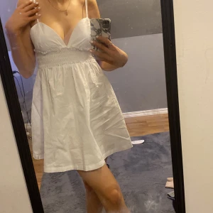 Vit klänning  - Skulle säga att den är i storlek S. Den är liten för sin storlek 