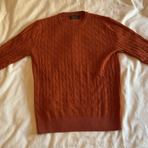 Kabelstickad tröja Morris - Tröjan är i fint skick, storlek S. Jag brukar ha M men denna satt även rätt bra på mig! Inte använd så mycket.