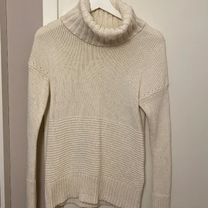 Stickad tröja - Stickad tröja med hög krage ifrån GAP 