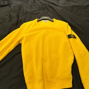 Stone island gul sweatshirt  - Stone island sweatshirt för junior passar 14 kanske 15 åringar 