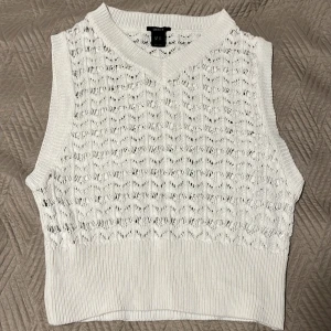 Kort stickad tröja  - Storlek M vit bra kvalite jättebra för sommaren 