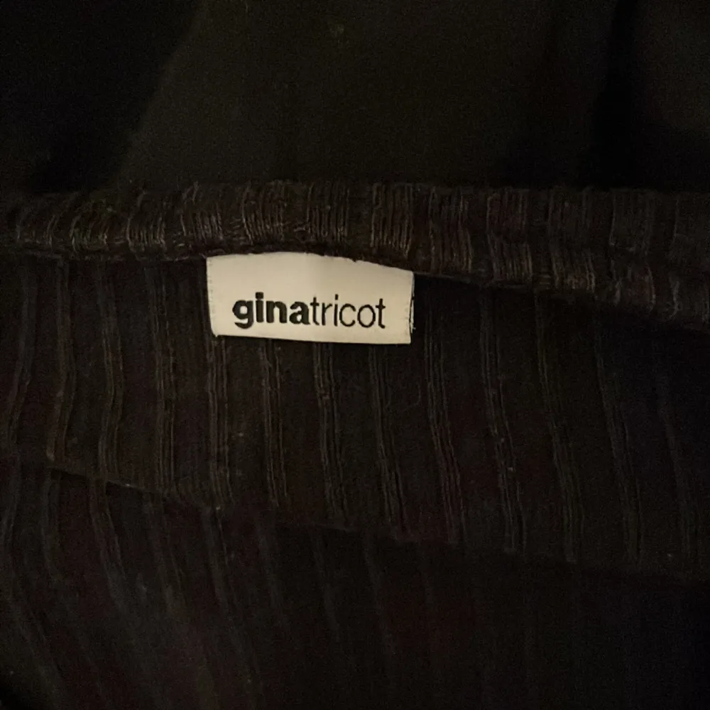Svart knytdetalj tröja från Ginatricot. Stl S. Tröjor & Koftor.