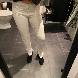 Midwaist jeans med slits  - Jeans med medelhög midja från Ginatricot. Inga defekter och sparsamt använda. Passar bra på mig som är 169. Pris diskuteras vid snabb affär. 