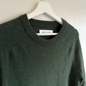 Riktigt snygg tröja från samsoe samsoe i mörkgrön färg. Sparsamt använd. Inga tydliga tecken på användning 