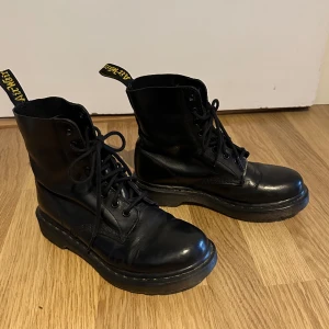 Dr martens  - Svarta Dr.martens kängor, stirlek 36. Använda men i fint skick. 