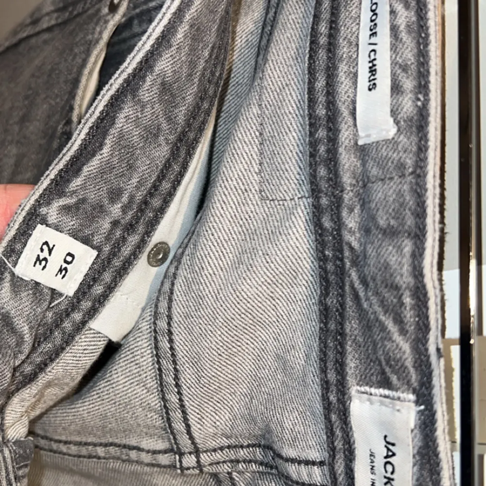 Jack and Jones jeans i straight pass form och storlek 30-32  Använt ett par gånger men fortfarande i bra skick . Jeans & Byxor.