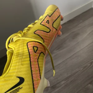 Fotbollsskor Nike Air - Snygga fotbolls skor perfekt till fotbolls säsong som drar igång snart,skicket är 8/10 använda en halv säsong men tvättas såklart innan köp