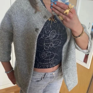 Grå kofta - Så fin och bra kvalite! Knappt använd! 