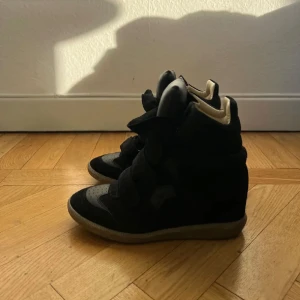 Isabel marant sneakers  - Säljer dessa så fina isabel marant sneakers i bra skick! Köpta för 5500kr❤️