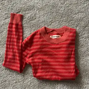 Superfin röd/organge glittrig tröja i nyskick 🧡🩷🧡Hittar ingen storlek på den men skulle säga att den passar s/m.