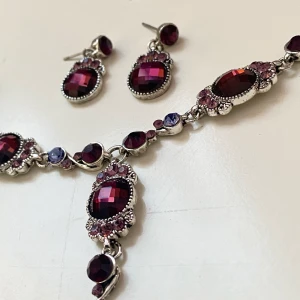 Lila smyckeset  - Halsband med örhängen i lila och purpur   Passa på med fri frakt 