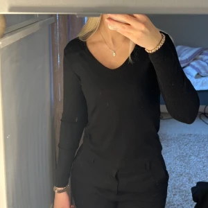 Långärmad tröja  - Svart långärmad tröja från lager 157 