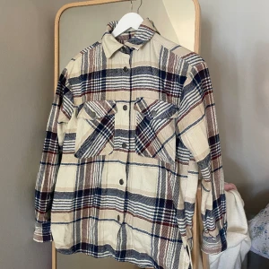 Skjortjacka - Skjortjacka från Gina, storlek XS. 