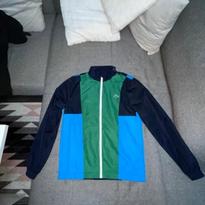 Lacoste zip up - Lacoste zip up i vindjacka material Inga tecken på användning perfekt skick Köpt i Lacoste butiken nära Göteborg  Storlek S Kontakta för mer info/frågor 😁 