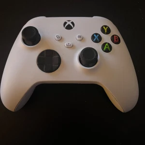 Xbox series X/S kontroll - Fungerar riktigt bra och inga skador. Original kartong följer med.
