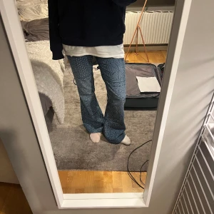 Mönstrade jeans  - Säljer dessa coola mönstrade jeans som är lågmidjade och utsvängda. Köpta second hand 
