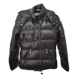 Monclear  - Säljer min fina Monclear jacka då den inte kommer till användning. Köpt på Vestlaire collective i december men aldrig använd. skriv privat för fler bilder.    (Kan tänka mig gå ner i pris vid snabb affär)🩷