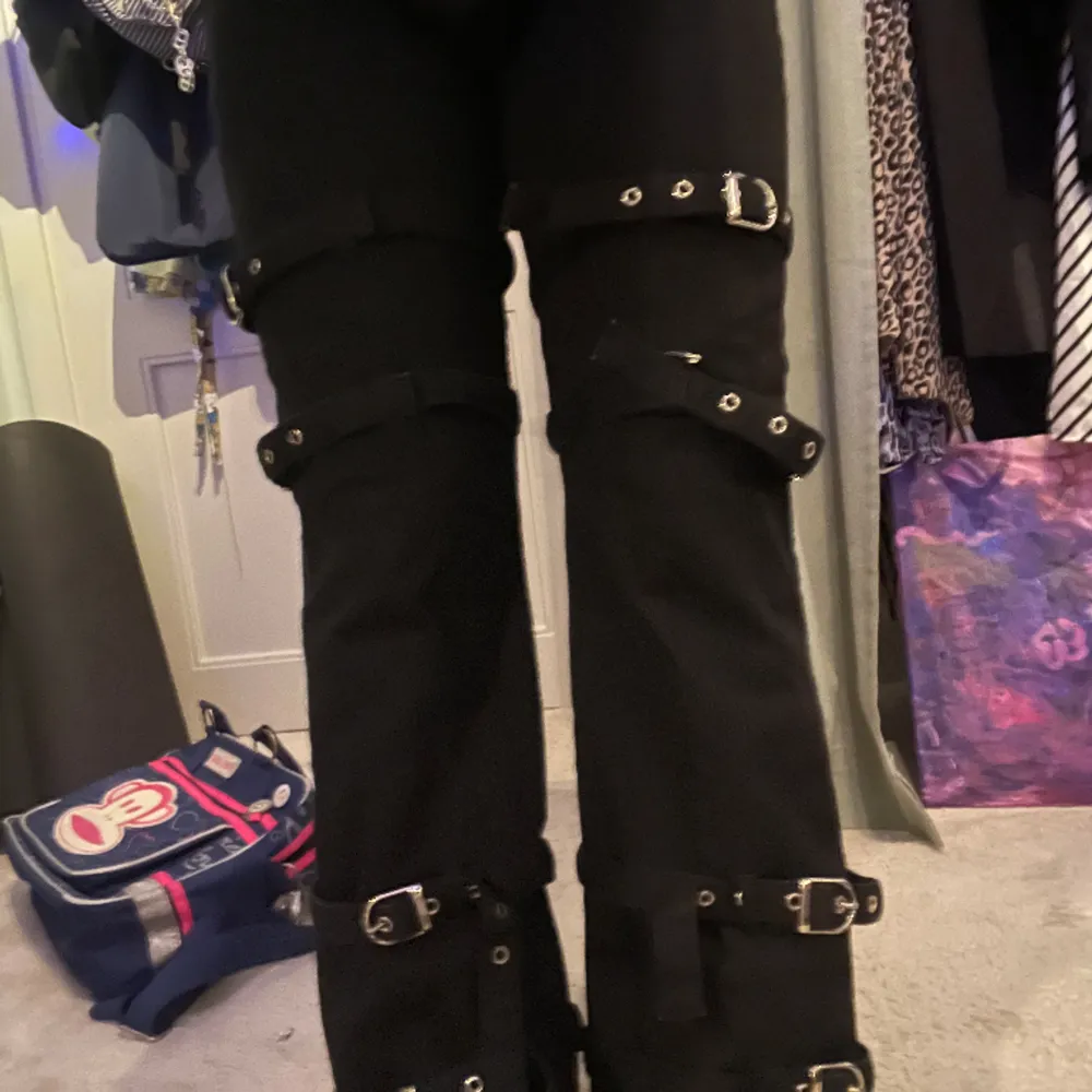 Svarta byxor med coola belt liknande tillbehör. Jag köpte de för ungefär 300 spänn på humana och jag säljer för att jag aldrig använder längre💕. Jeans & Byxor.