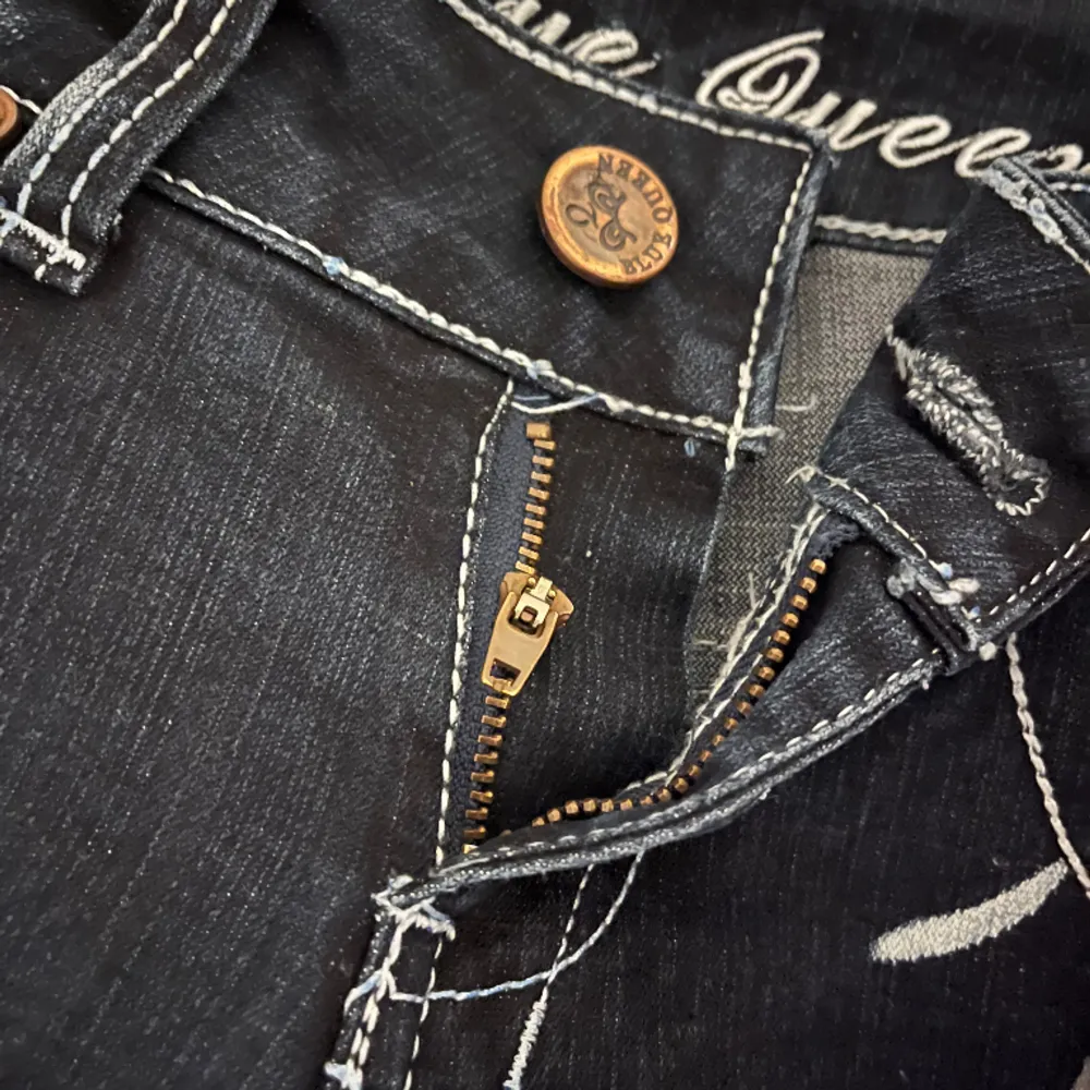 Ett par skit snygga jeans från märket ”Blue queen”. Säljer för det är lite för små🤗. Tyvärr så har dragkedjan hoppat av kedjan då den inte fungerar, men det har funkat fantastiskt att änvända för mig ändå. Det går oxå att fixa❤️.. Jeans & Byxor.