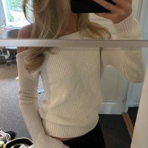 Stickad tröja  - Jättefin vit stickad offshoulder tröja! Helt oanvänd och har lappen kvar! Skriv för fler bilder😊 Köparen står för frakten