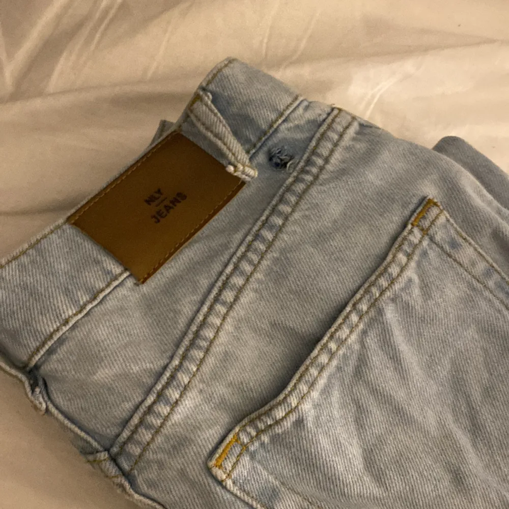 Säljer mina absoluta favorit jeans från Nelly då dom blivit för små, hittar ingen storlek men skulle säga 34-36 💞  En ögla är sönder (se sista bilden) . Jeans & Byxor.