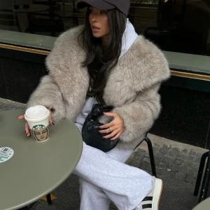 Pälsjacka zara - Säljer nu min trendiga pälsjacka från zara i strl M!💕✨ jackan är i nyskick och är knappt använd💕💕💕